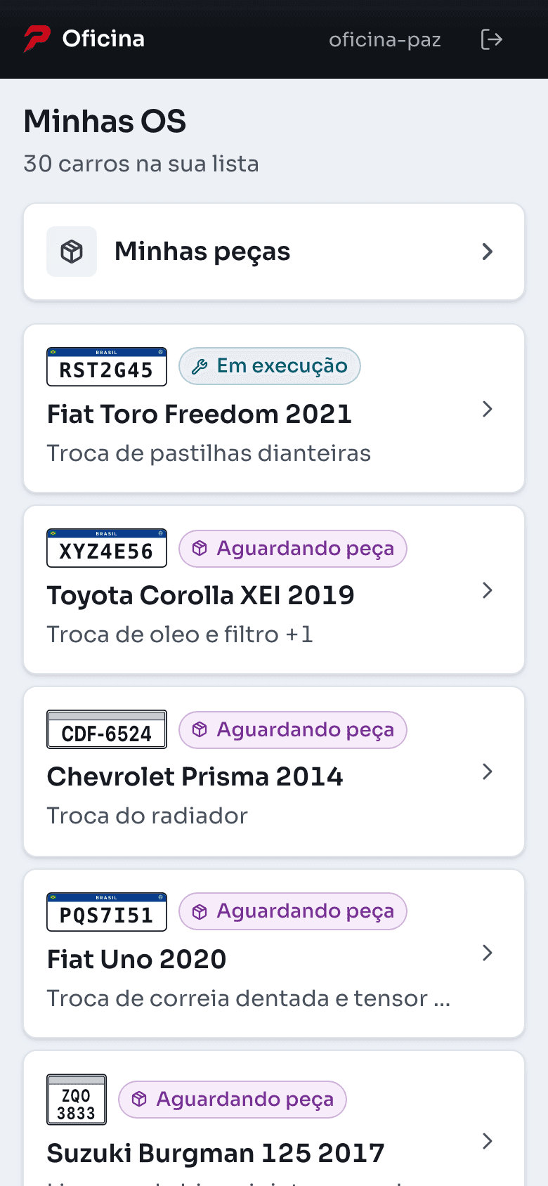 Aplicativo do mecânico no celular com a lista das ordens de serviço dele: cada cartão traz a placa desenhada, a situação da OS, o veículo e o serviço a fazer.
